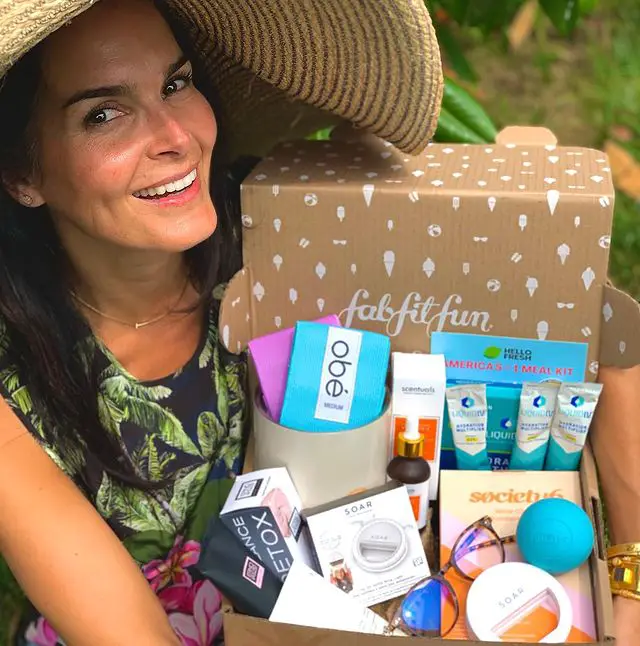 Actress Angie Harmon posing for a photograph