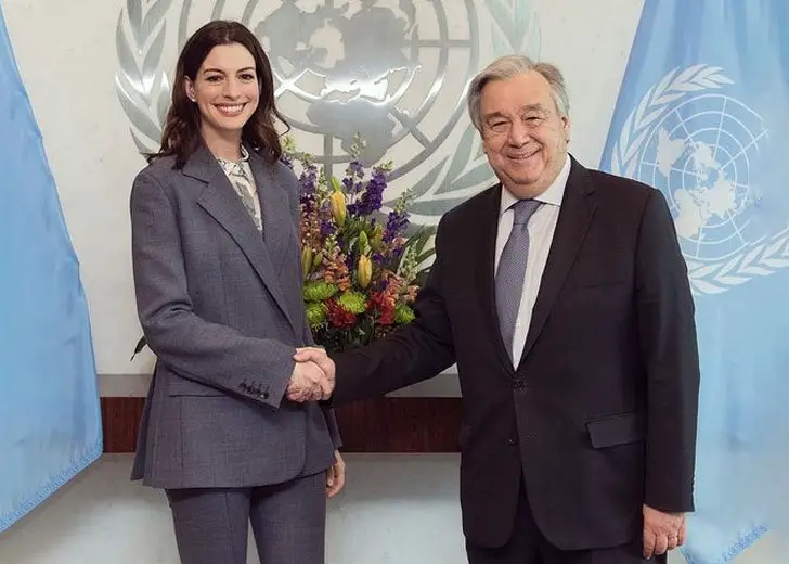 Anne-Hathaway-Supports-Breast-Cancer