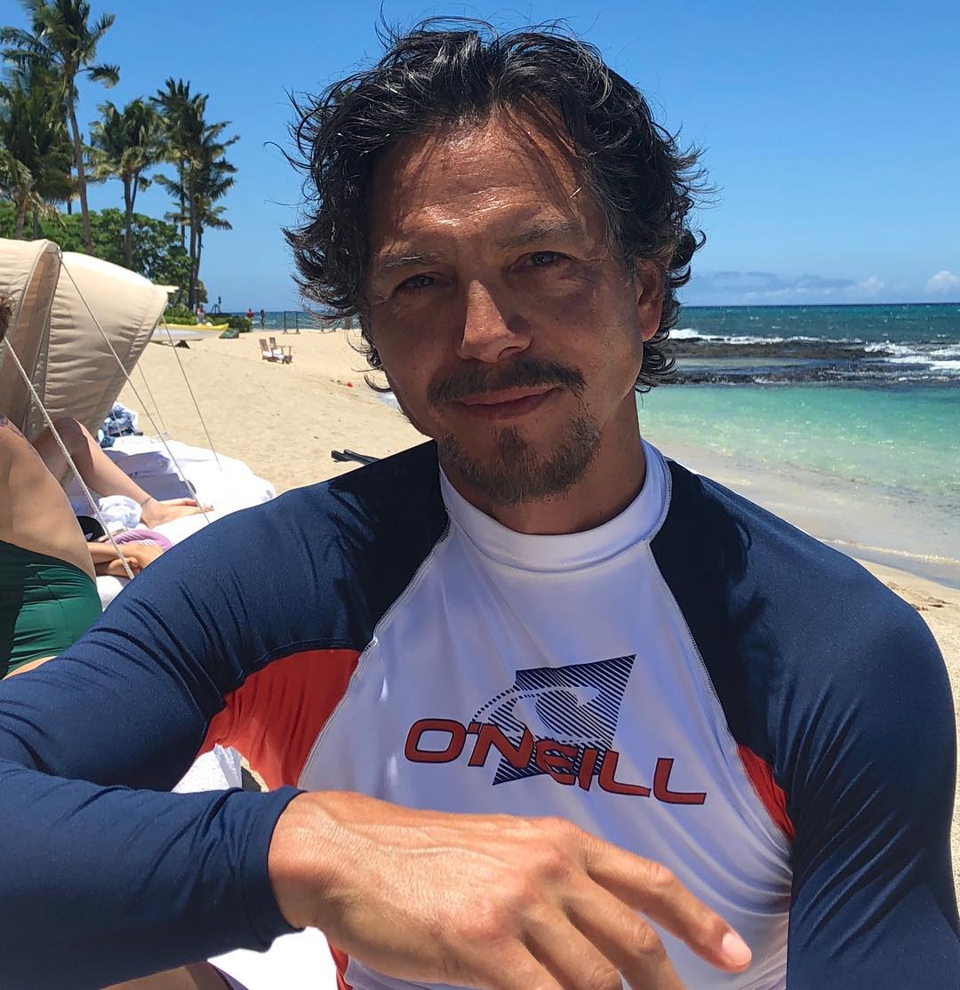 Benjamin Bratt posing for a photo