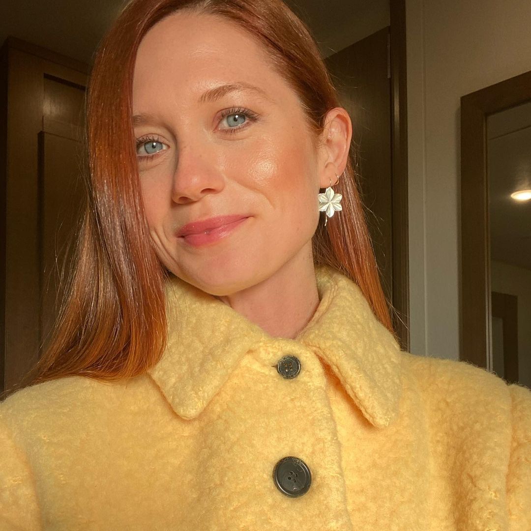 Bonnie Wright posing for a picture