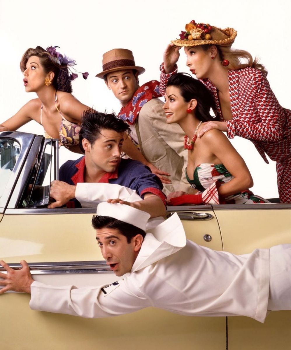 Courteney Cox and Matthew Perry posing with their Friends' co-stars