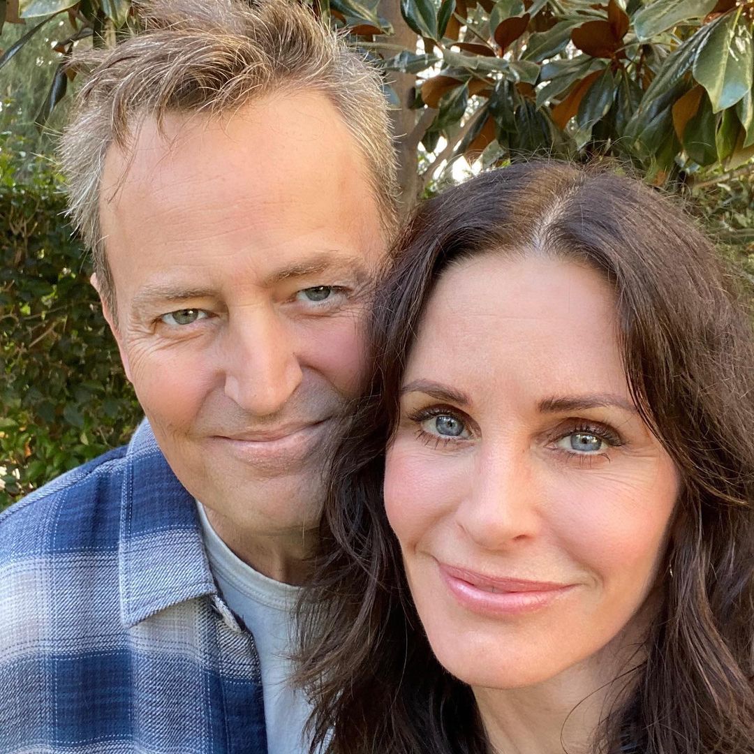 Courteney Cox and Matthew Perry taking a selfie together