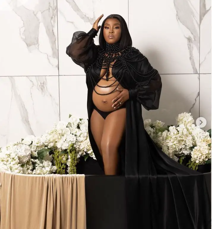 Daysha Taylor during her maternity photoshoot.before announcing due date.