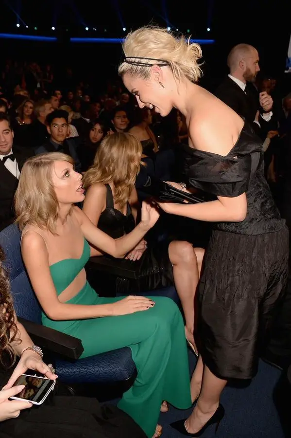 Dianna Agron and Taylor Swift at the AMAs in 2014.