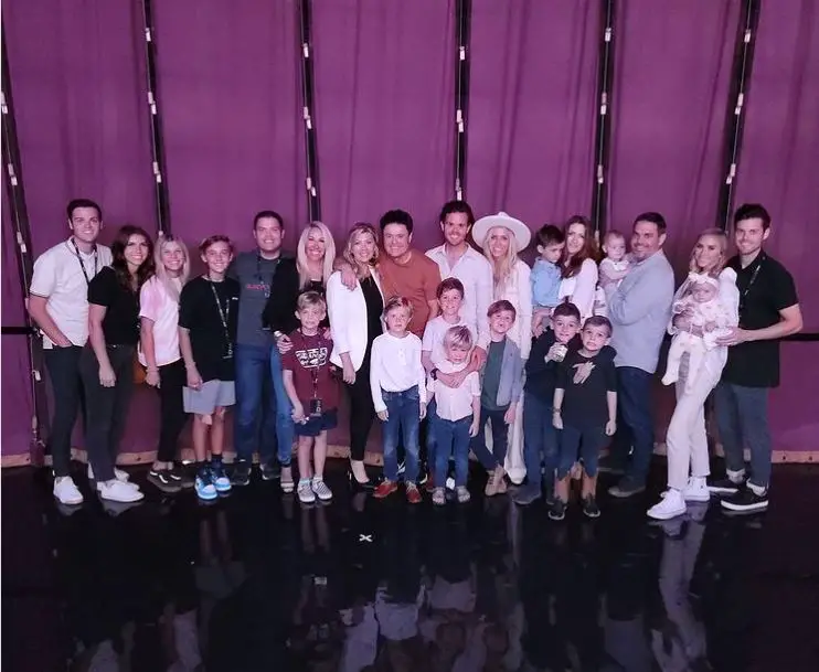 Donny Osmond with his wife, kids, and grandchildren in November 2021.