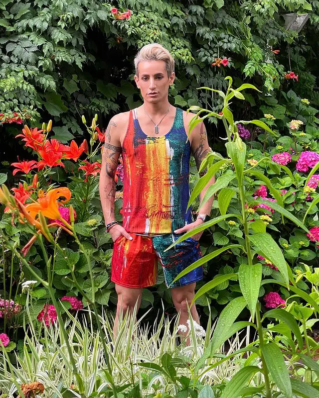 Frankie Grande posing for a picture