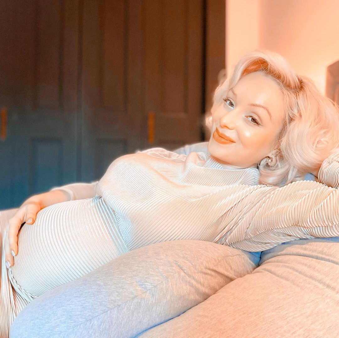 Jasmine Chiswell cradling her baby bump. 