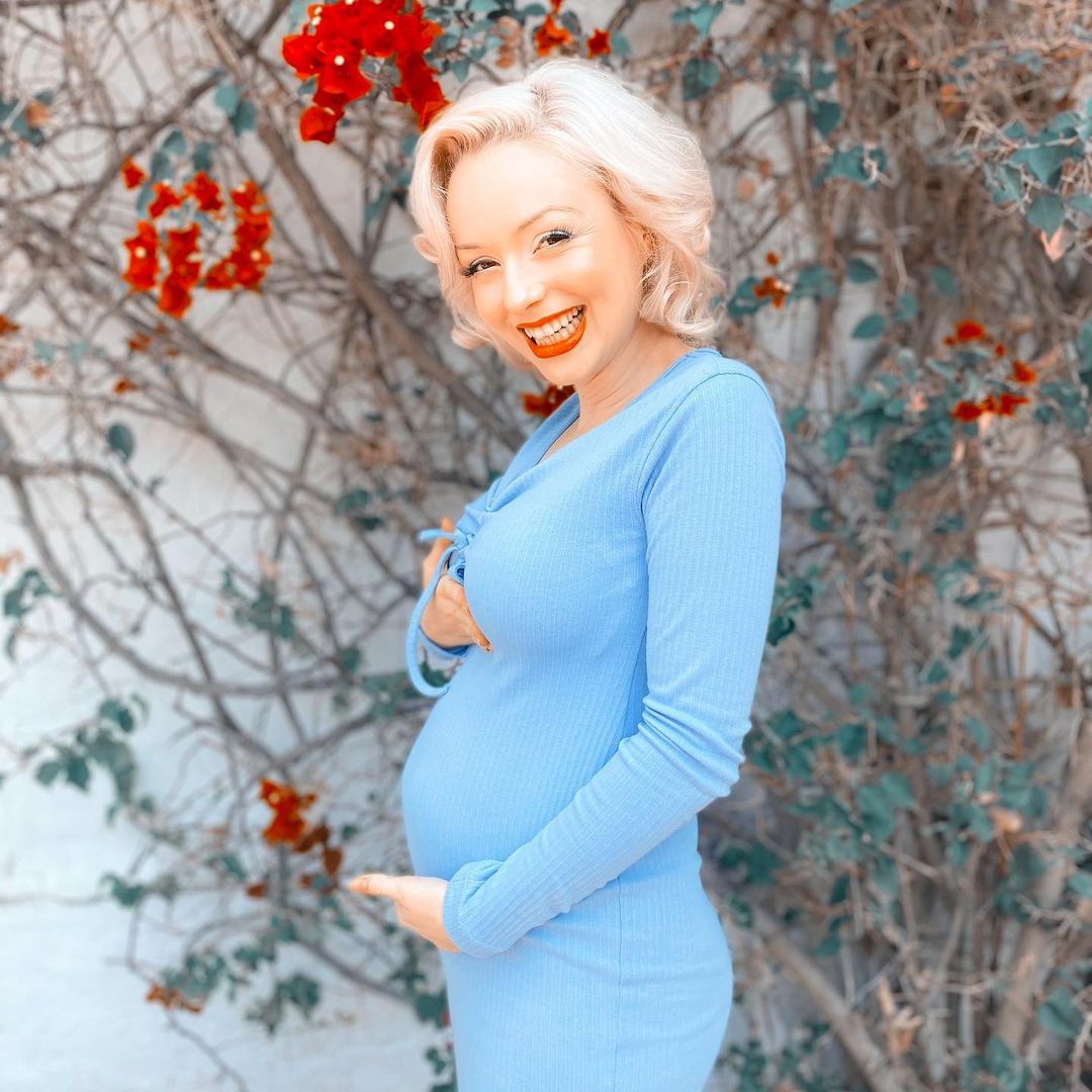 Jasmine Chiswell showing off her baby bump.