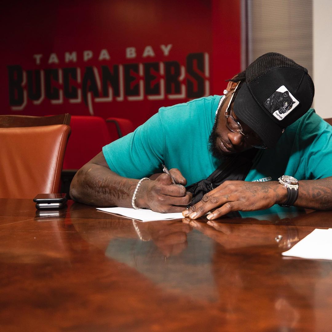 An Instagram picture of Jason Pierre-Paul, revealing his hand graphic.