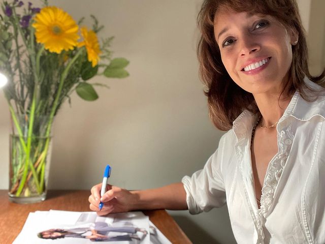 Jennifer Beals posing for a photograph