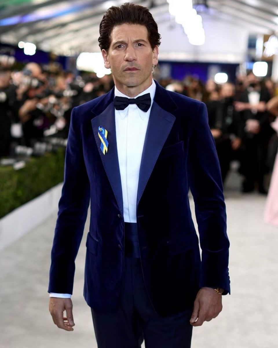 Jon Bernthal posingÂ for a photo on a red carpet