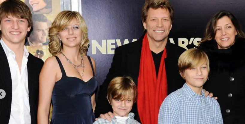 Jon bon Jovi with  his wife and children