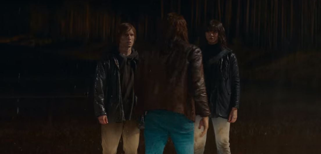 Jonas and alt-Martha stopping H.G. Tannhaus' son to prevent the car accident