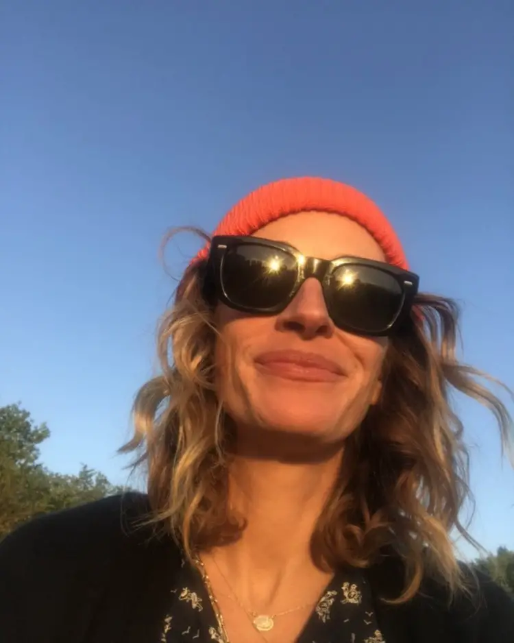 Julia Roberts taking a selfie