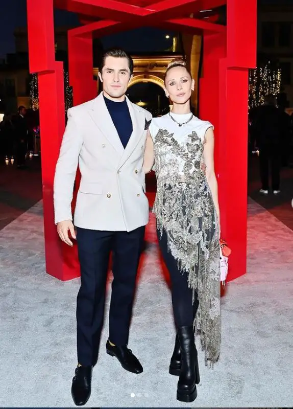 Juno Temple and Phil Dunster