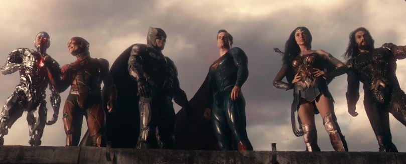 Superman, Cyborg, Batman, Wonder Woman, Superman, and Aquaman poses after a victory against Steppenwolf in the Justice League 2017.