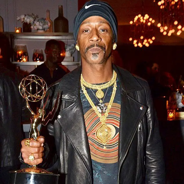 Katt Williams holding his Emmy.