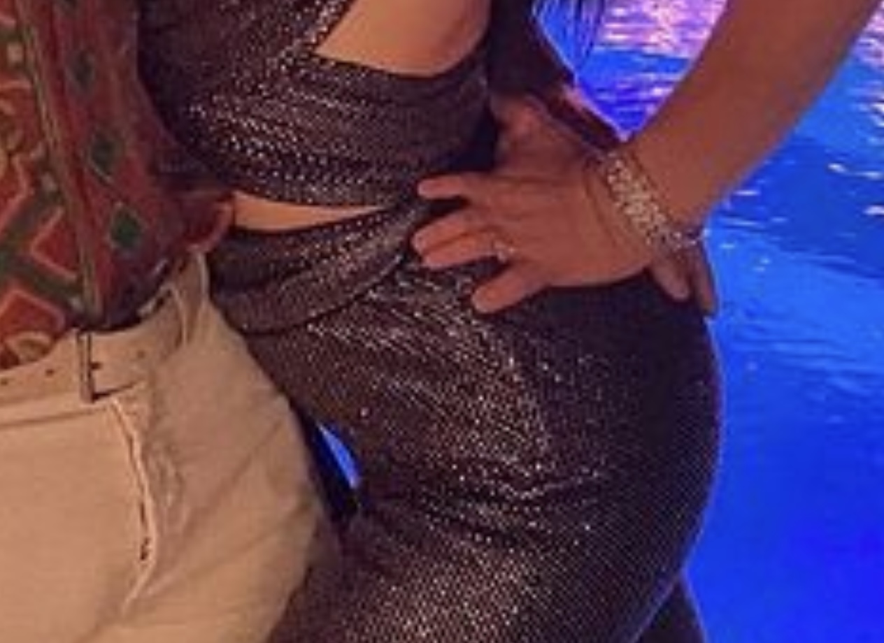 Lauren Sanchez flaunting herÃƒâ€šÃ‚Â engagement ring