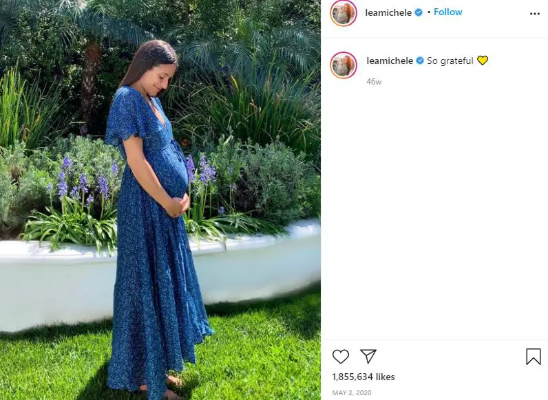 Lea Michele announcing her pregnancy by showing off her baby bump