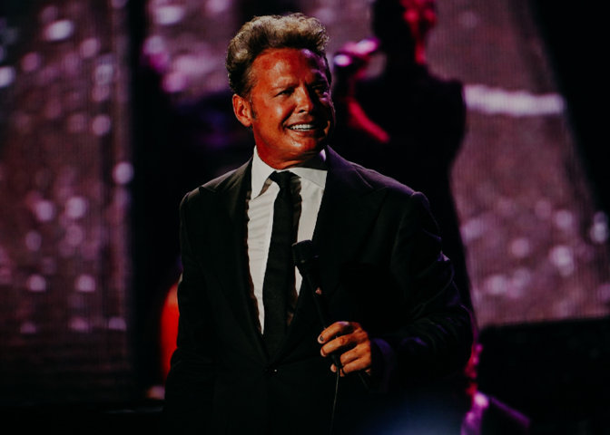 Luis-Miguel-during-performance