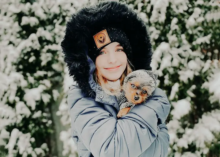 Mckenna-Grace-with-cute-puppy