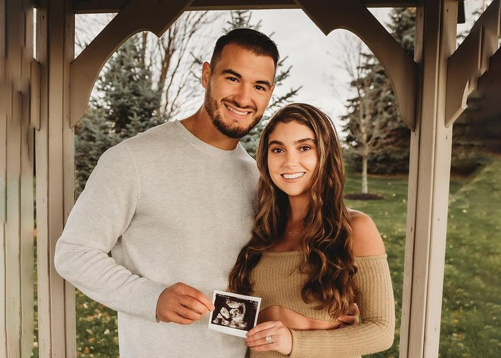 Mitch Trubisky and wife celebrate baby-to-be with Bills family