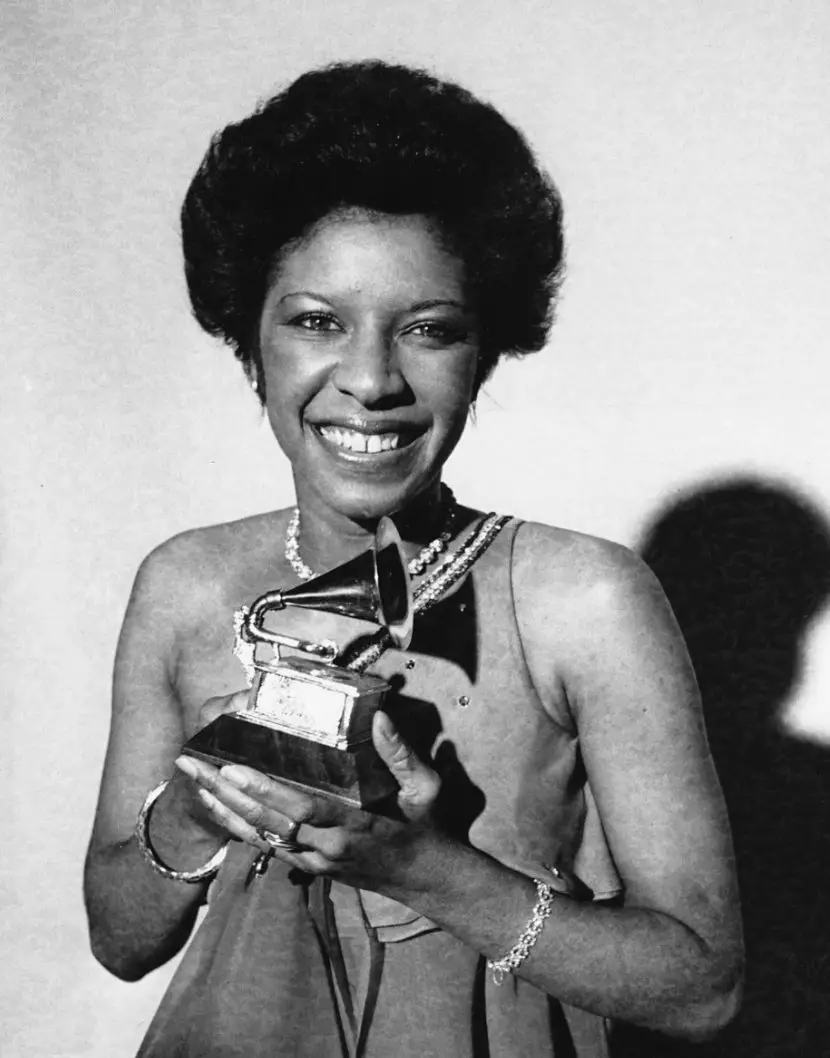 Natalie Cole with the Grammy Award she won in Los Angeles on February 28, 1976. 