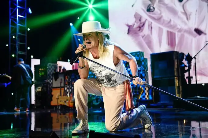 Robin Zander during one of his live shows. 