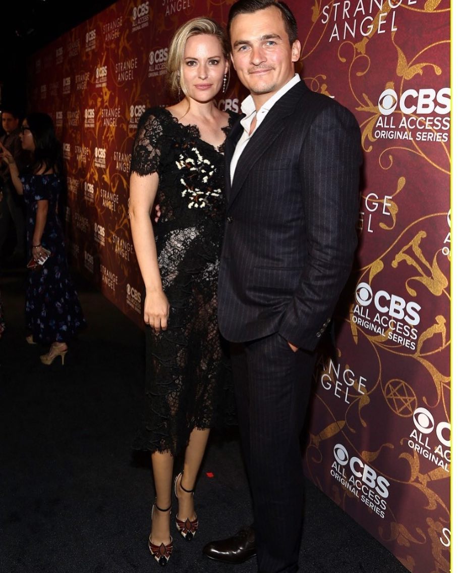 Rupert Friend with his wife, Aimee Mullins, at a movie premiere in 2019.