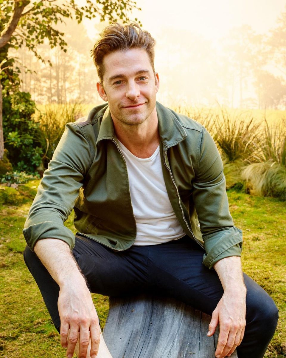 Scott Speedman posing for a photo