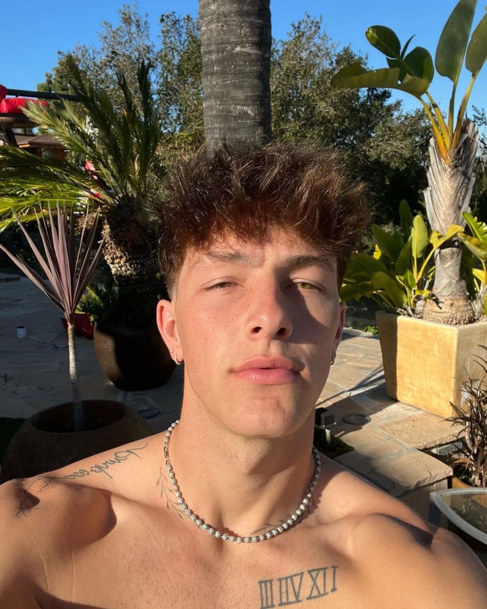 Tayler Holder taking a selfie