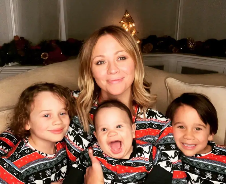 The singer posing with her three children