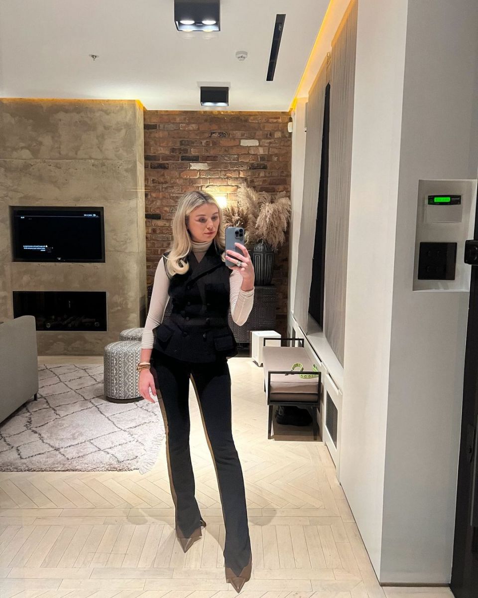 Toff posing for a mirror selfie.