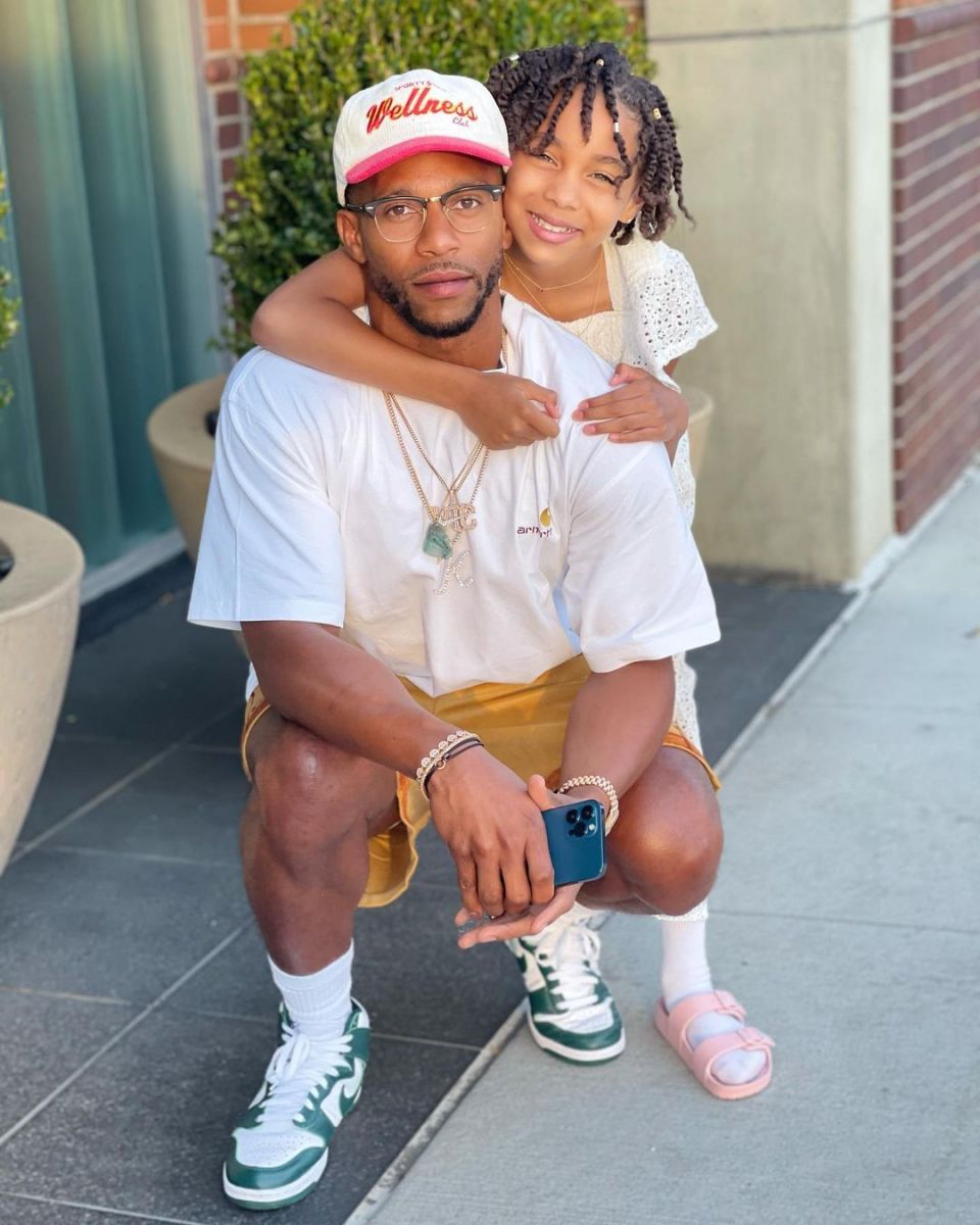 Victor Cruz posing with his daughter, Kennedy.