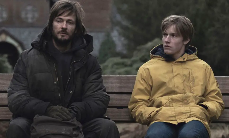 Jonas (Louis Hofmann) and the Stranger (Andreas Pietschmann) in series Dark