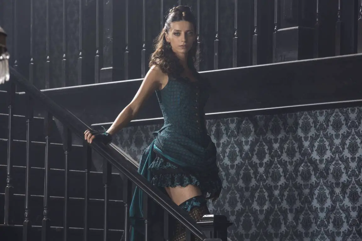 Angela Sarafyan asÂ Clementine Pennyfeather inÂ Westworld.