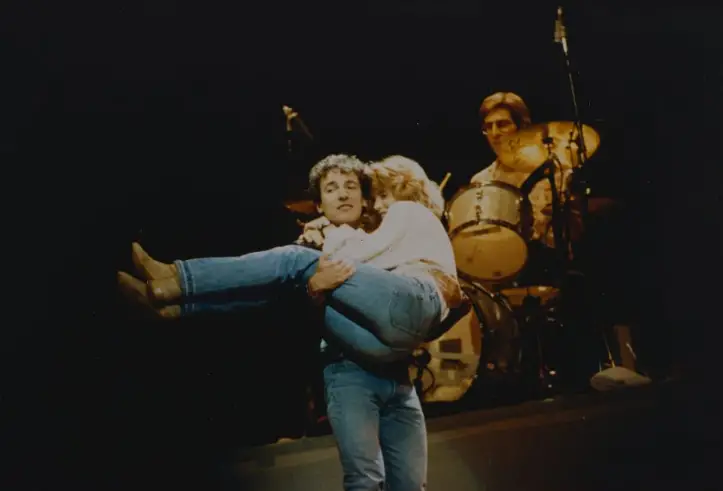 Bruce Springsteen lifting Julianne Phillips