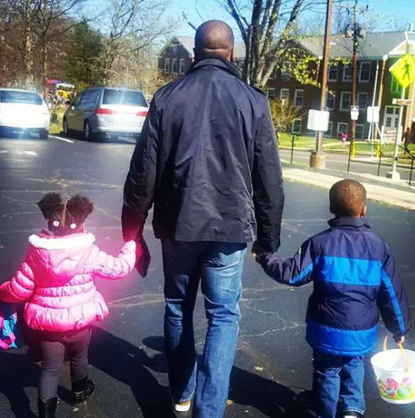 Laura CoatesÃƒÂ¢Ã¢â€šÂ¬Ã¢â€žÂ¢s one and only husband photo: her husband and kids stroll the road in 2017 