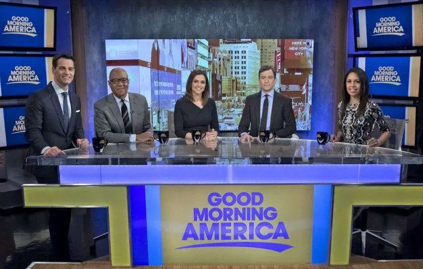 Rob Marciano (à droite) anime la GMA avecÂ Ron Claiborne, Paula Faris, Dan Harris, et Adrienne Bankert le 4 février 2018