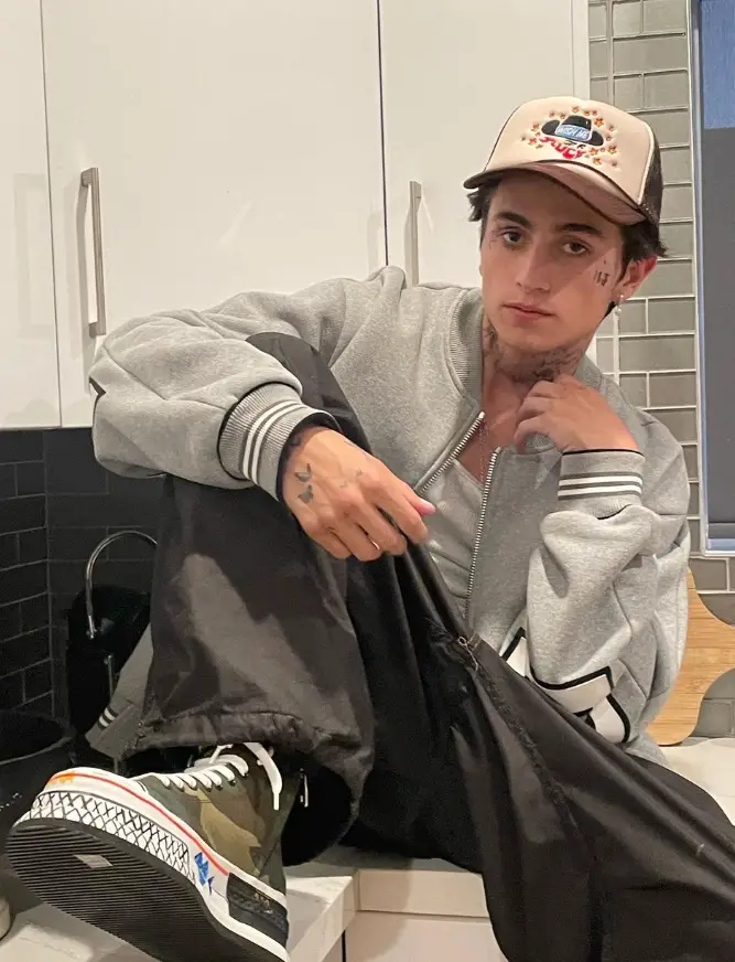 Cooper Noriega promoting his discord channel for mental health