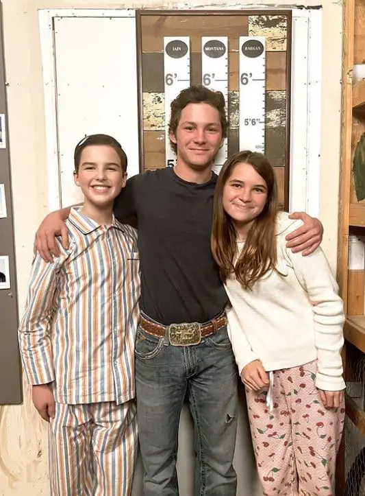 Raegan Revord with her on screen siblings, Montana Jordan and Iain Armitage