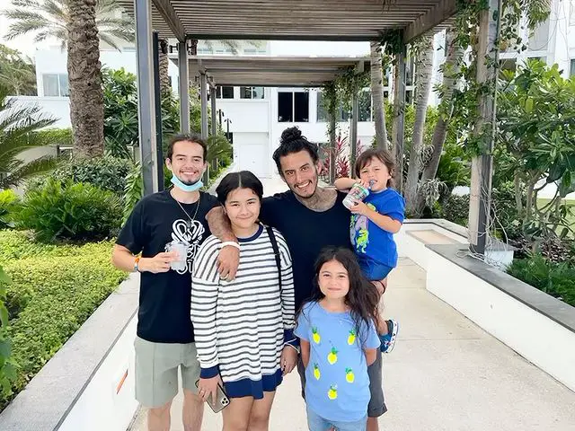 Richard Cabral with his four kids, three of whom he had with his wife, Janiece Sarduy.