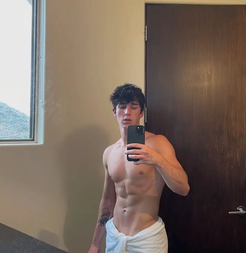 Hunter Rowland posing shirtless for his fans.