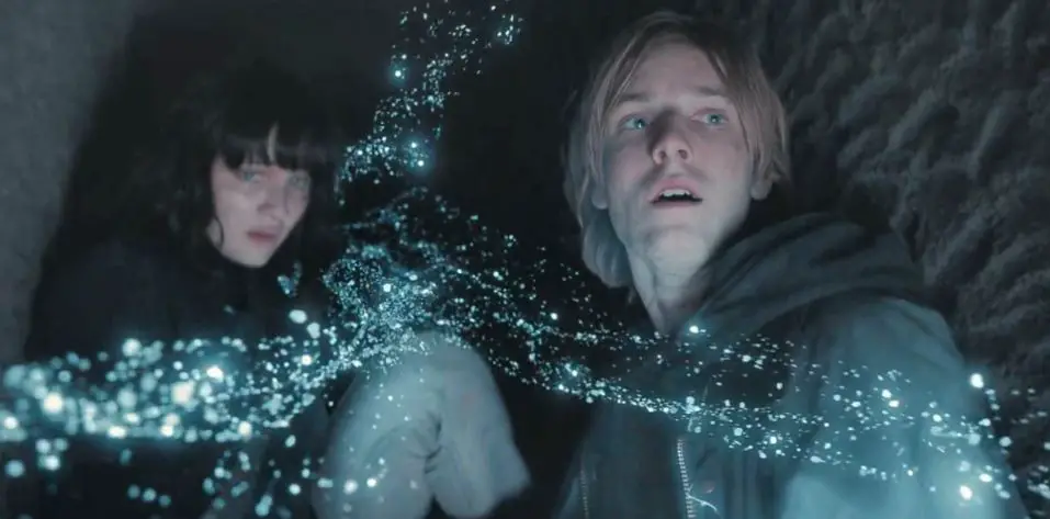 Jonas and alt-Martha inside the tunnel before traveling to origin world