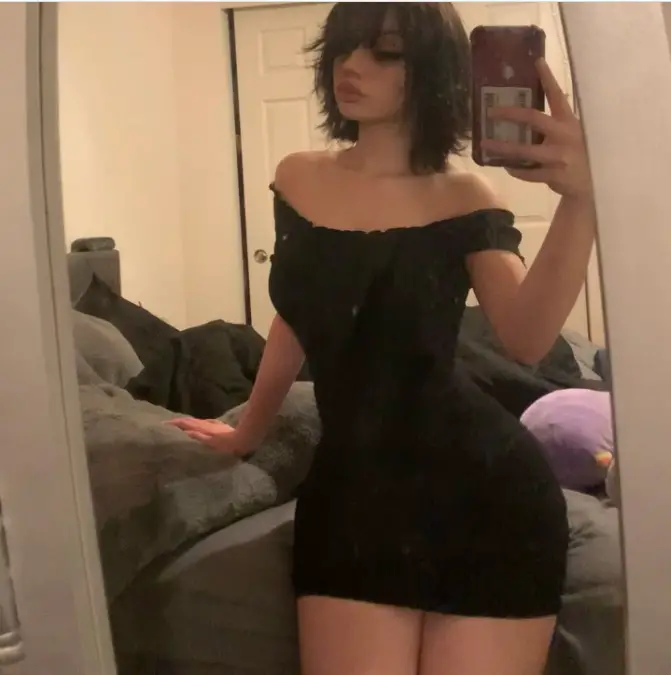 luvtheflex poses infront of the mirror