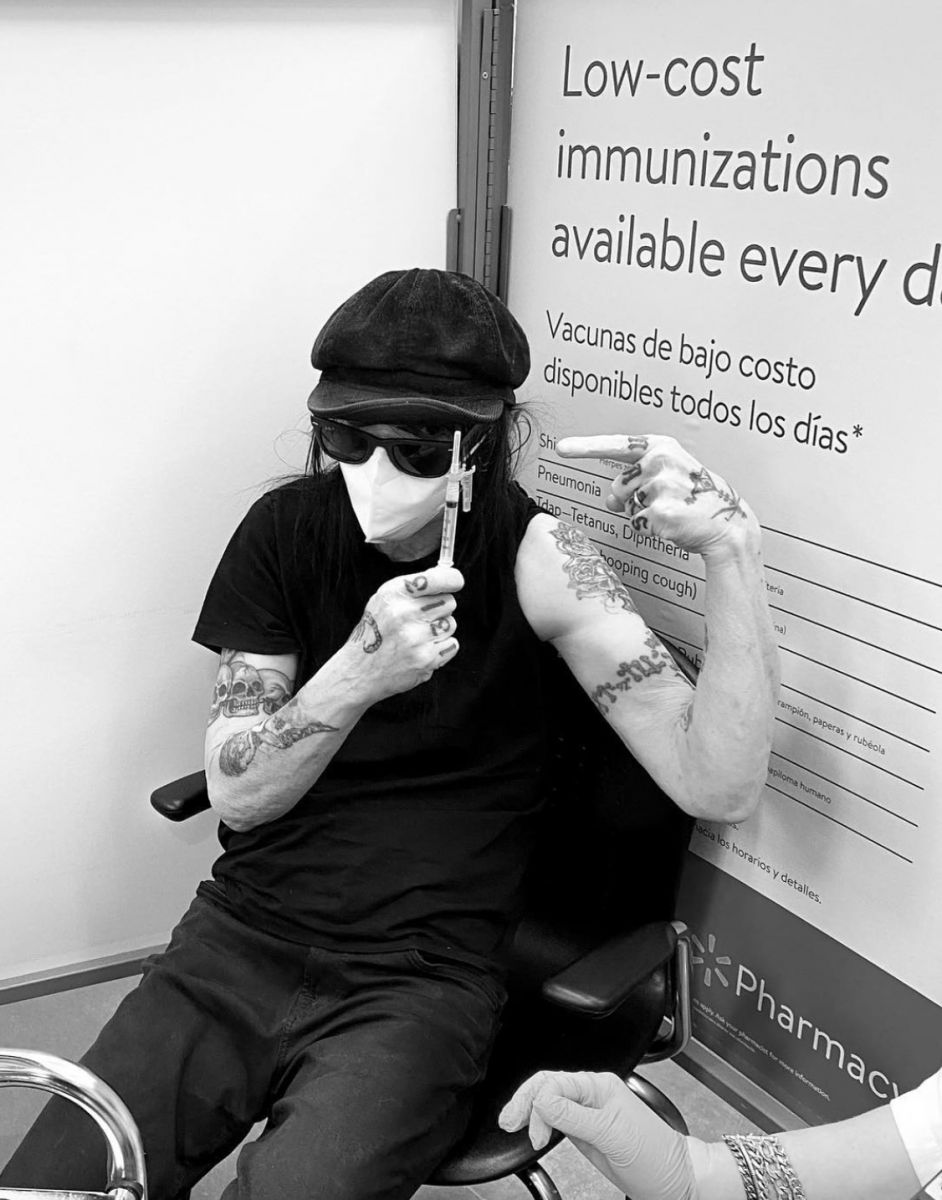 Mick Mars getting the COVID-19 immunization vaccine.